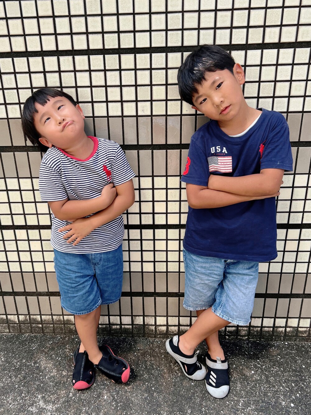 ブルー系のTシャツ/カットソー、ブルー系のTシャツ/カットソー、ブラック系のサンダルを着用したキッズの夏コーディネートの3枚目の写真