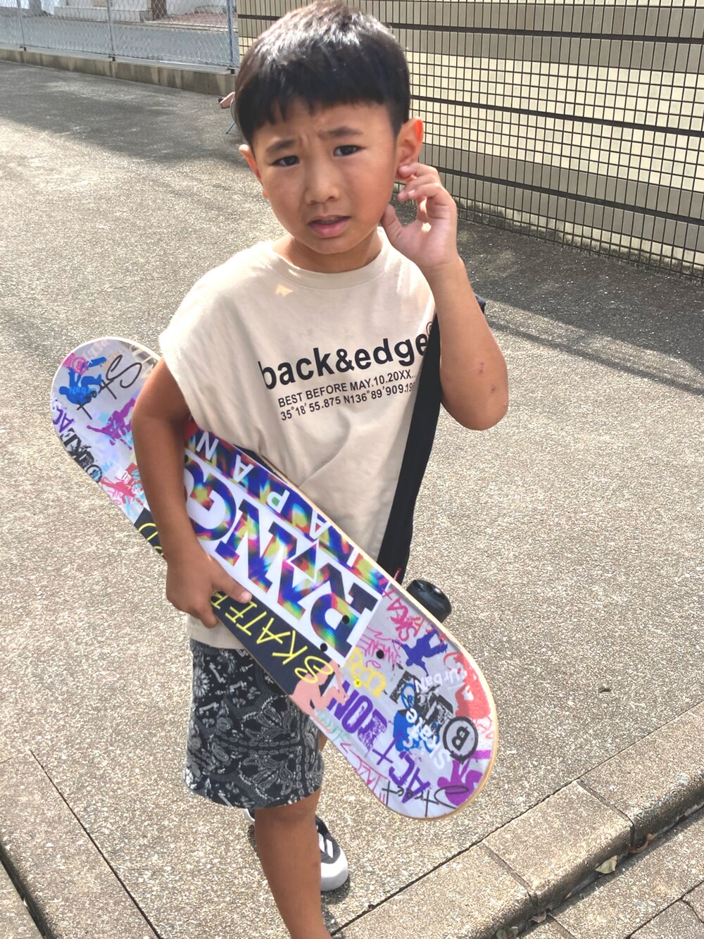 ベージュ系のTシャツ/カットソー、ホワイト系のTシャツ/カットソー、ブラック系のその他パンツを着用したキッズの夏コーディネートの2枚目の写真