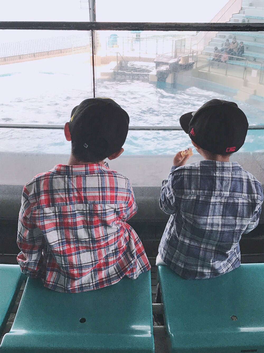 ホワイト系のTシャツ/カットソー、レッド系のシャツ/ブラウス、ホワイト系のTシャツ/カットソーを着用したキッズの夏コーディネートの2枚目の写真