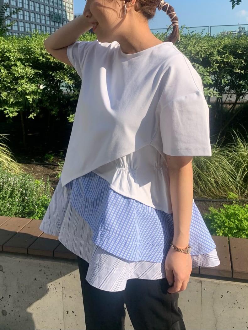 ブラック系のその他パンツ、その他のTシャツ/カットソーを着用したレディースの夏コーディネートの3枚目の写真