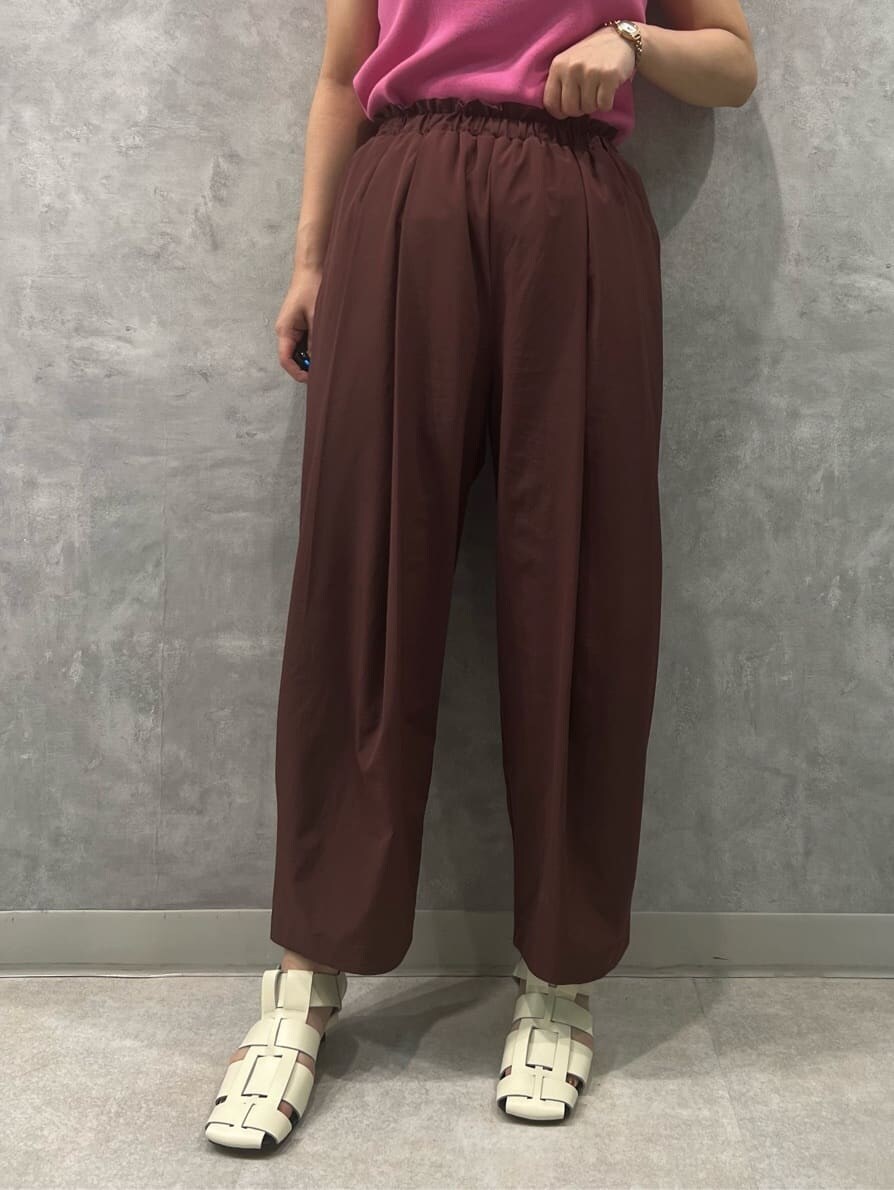 ピンク系のタンクトップ、ブラウン系のその他パンツを着用したレディースの夏コーディネートの3枚目の写真