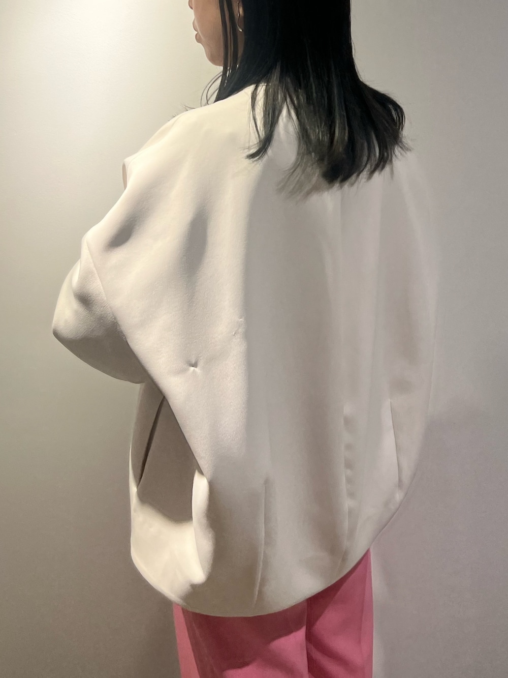 ピンク系のその他パンツ、ブラウン系のノーカラーコート、その他のシャツ/ブラウスを着用したレディースの冬コーディネートの6枚目の写真