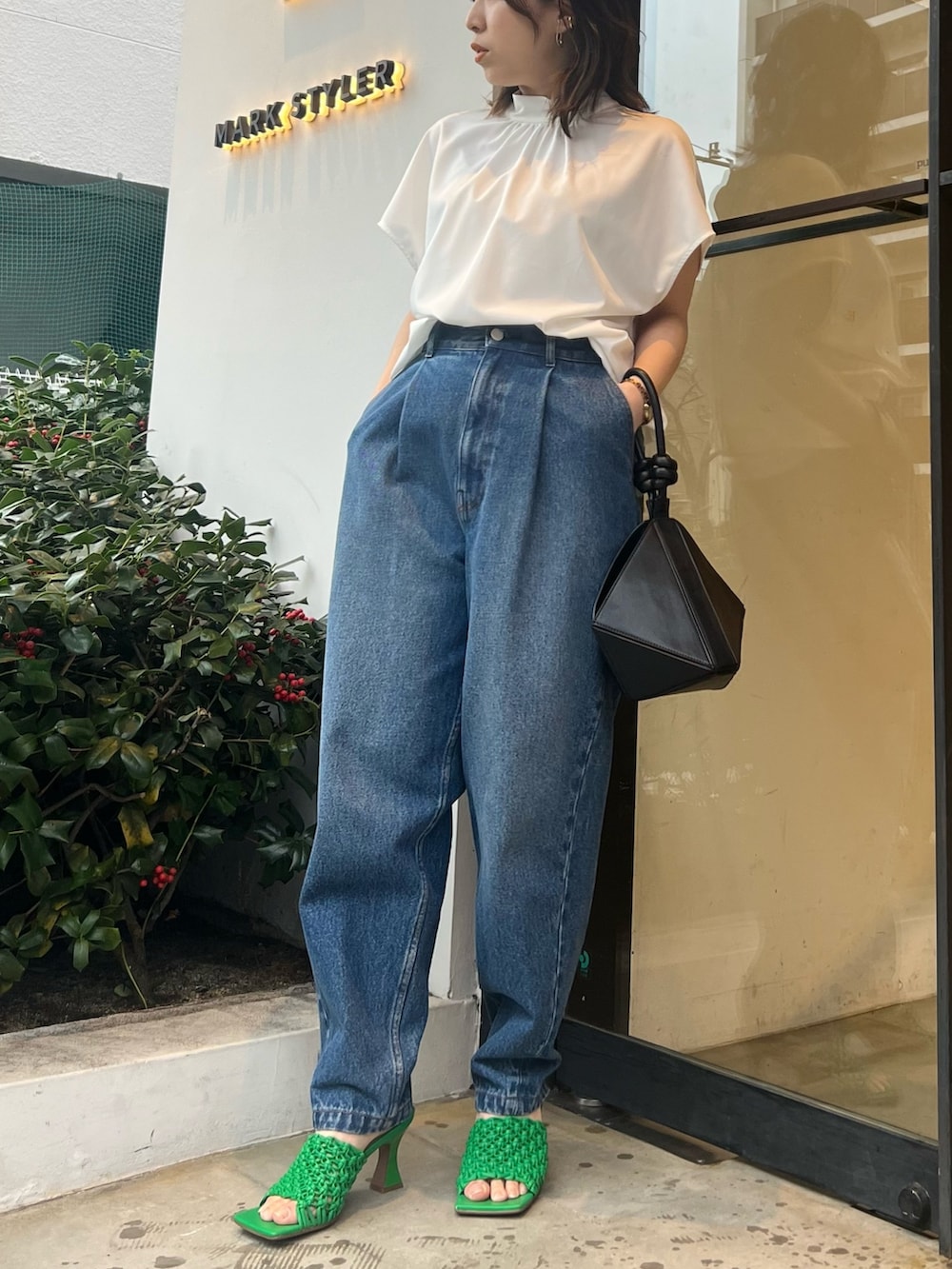 ホワイト系のシャツ/ブラウス、ブルー系のデニムパンツ、グリーン系のサンダルを着用したレディースの冬コーディネートの2枚目の写真