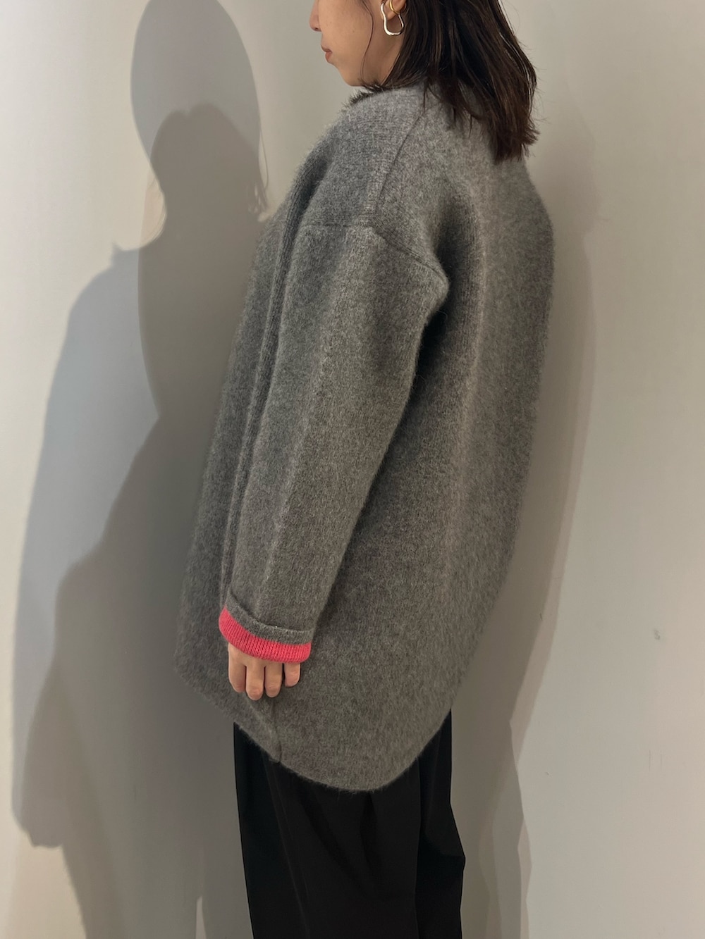 グレー系のカーディガン/ボレロ、ブラック系のその他パンツを着用したレディースの夏コーディネートの3枚目の写真