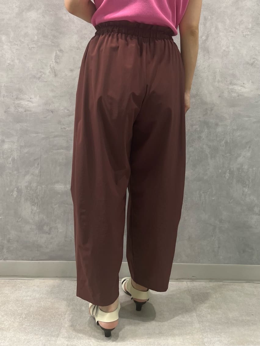 ピンク系のタンクトップ、ブラウン系のその他パンツを着用したレディースの夏コーディネートの4枚目の写真