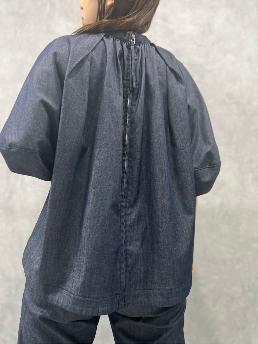 イエロー系のサンダル、ブルー系のシャツ/ブラウス、ブルー系のその他パンツを着用したレディースの夏コーディネートの4枚目の写真