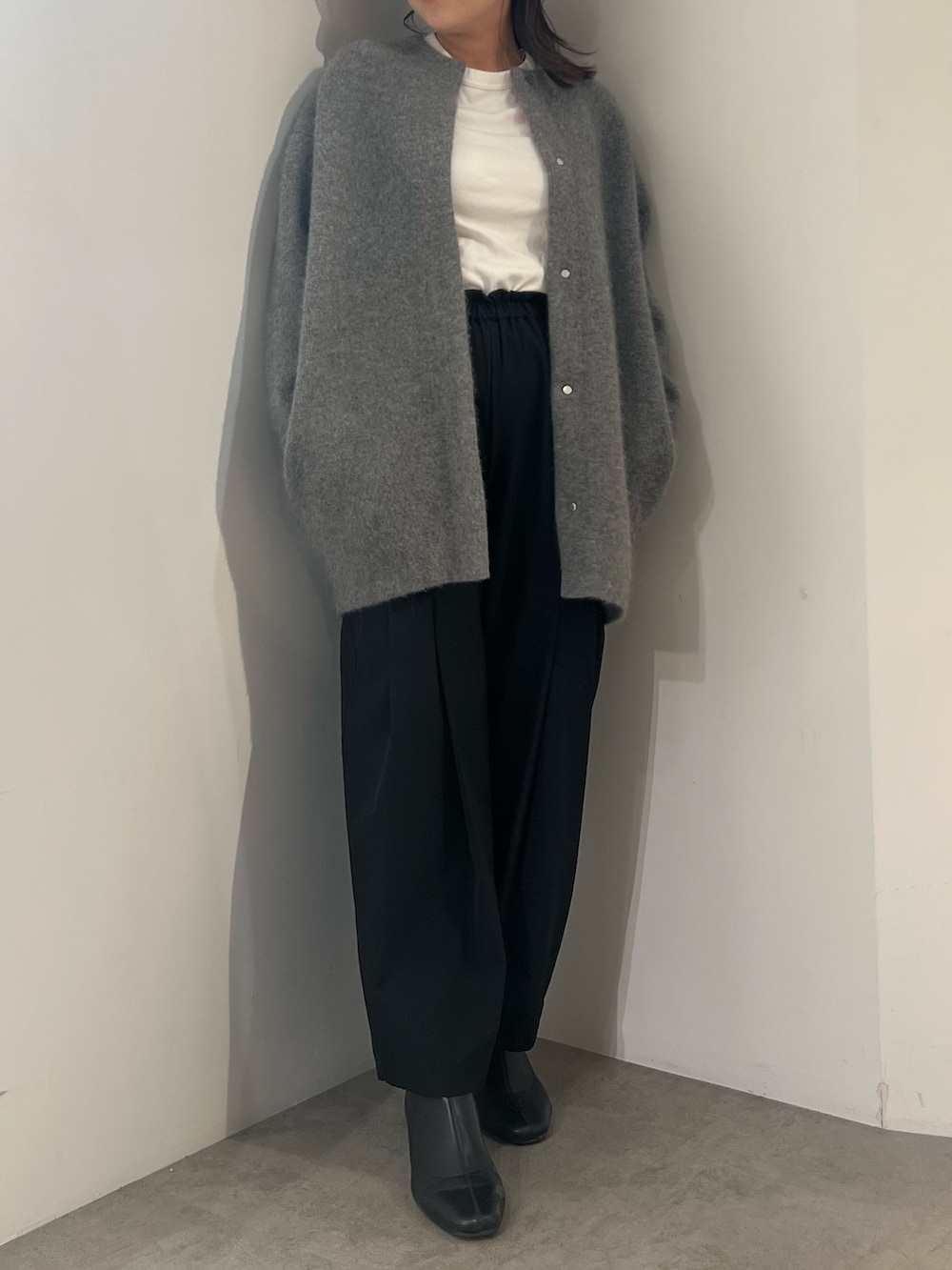 グレー系のカーディガン/ボレロ、ブラック系のその他パンツを着用したレディースの夏コーディネートの5枚目の写真