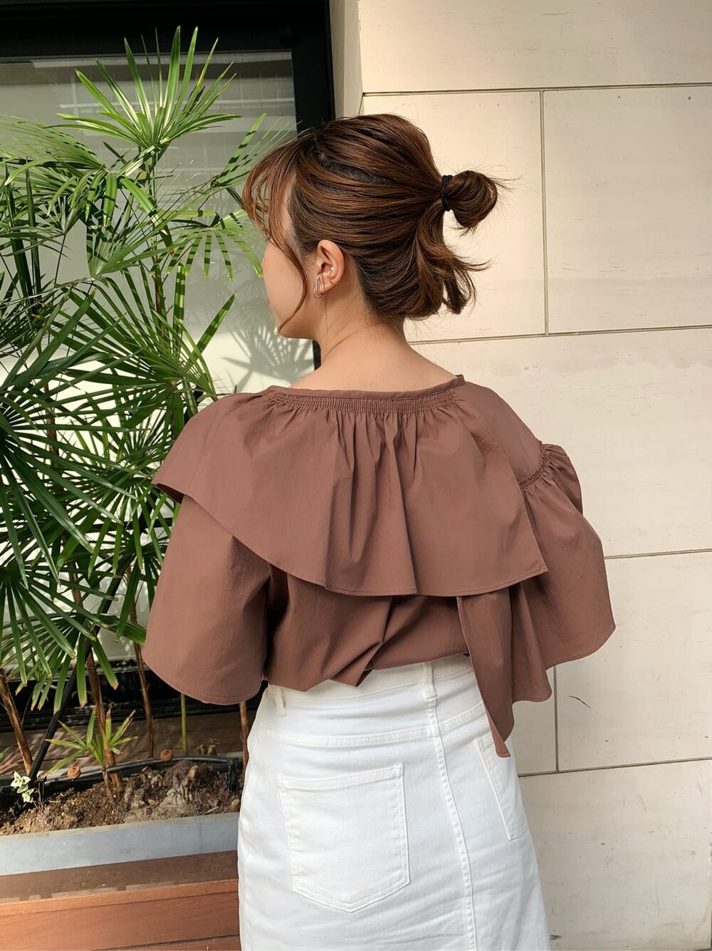 ホワイト系のデニムスカート、ベージュ系のサンダル、ホワイト系のハンドバッグを着用したレディースの夏コーディネートの7枚目の写真