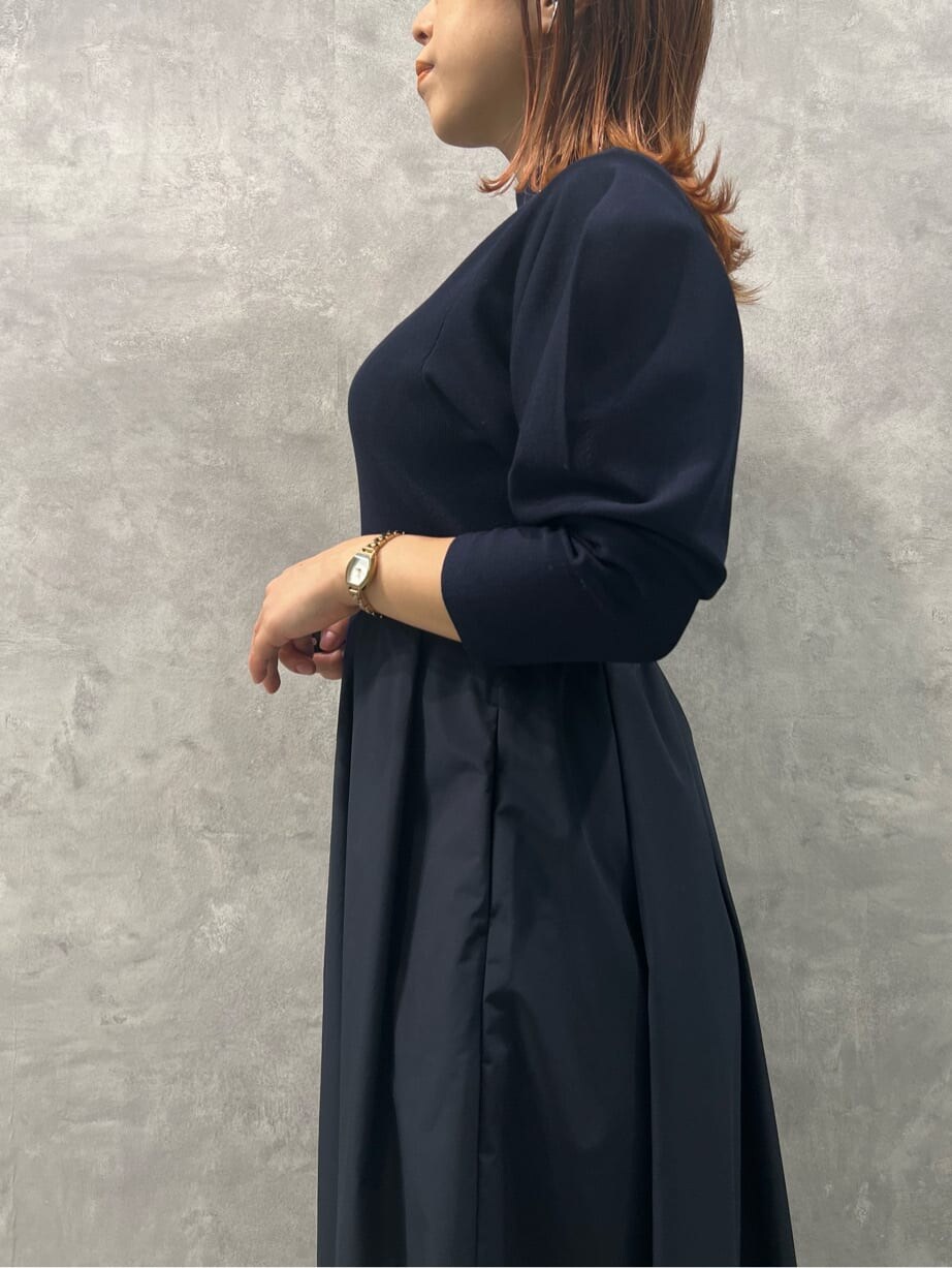 ブルー系のワンピースを着用したレディースの秋コーディネートの8枚目の写真