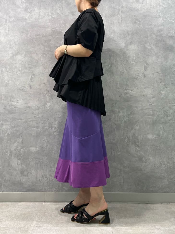 ブラック系のサンダル、パープル系のスカート、ブラック系のシャツ/ブラウスを着用したレディースの夏コーディネートの5枚目の写真