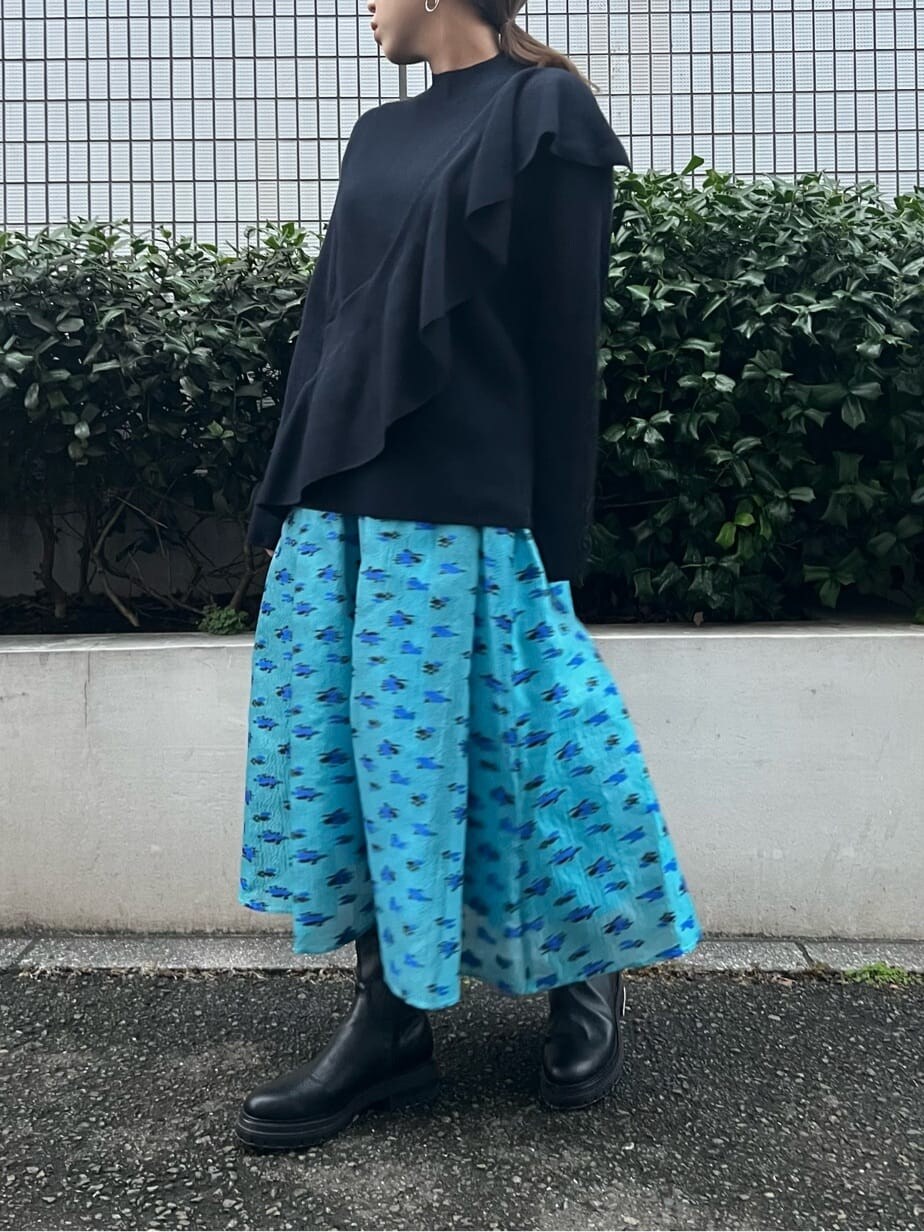 ブルー系のスカート、ブルー系のニット/セーターを着用したレディースの秋コーディネートの6枚目の写真