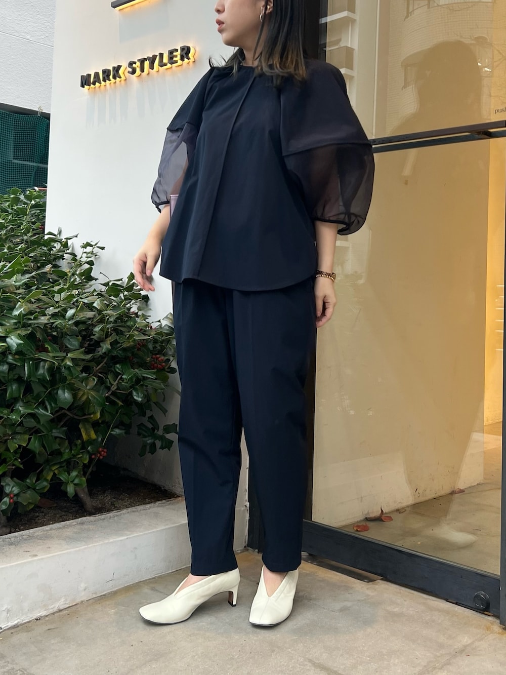ブルー系のシャツ/ブラウス、ブルー系のその他パンツ、パープル系のトートバッグを着用したレディースの冬コーディネートの2枚目の写真