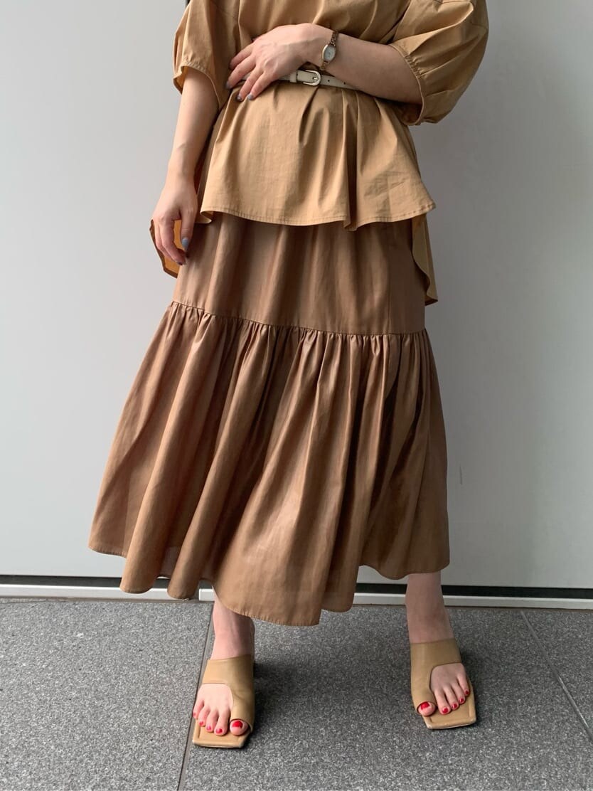 ベージュ系のシャツ/ブラウス、ベージュ系のスカートを着用したレディースの夏コーディネートの5枚目の写真