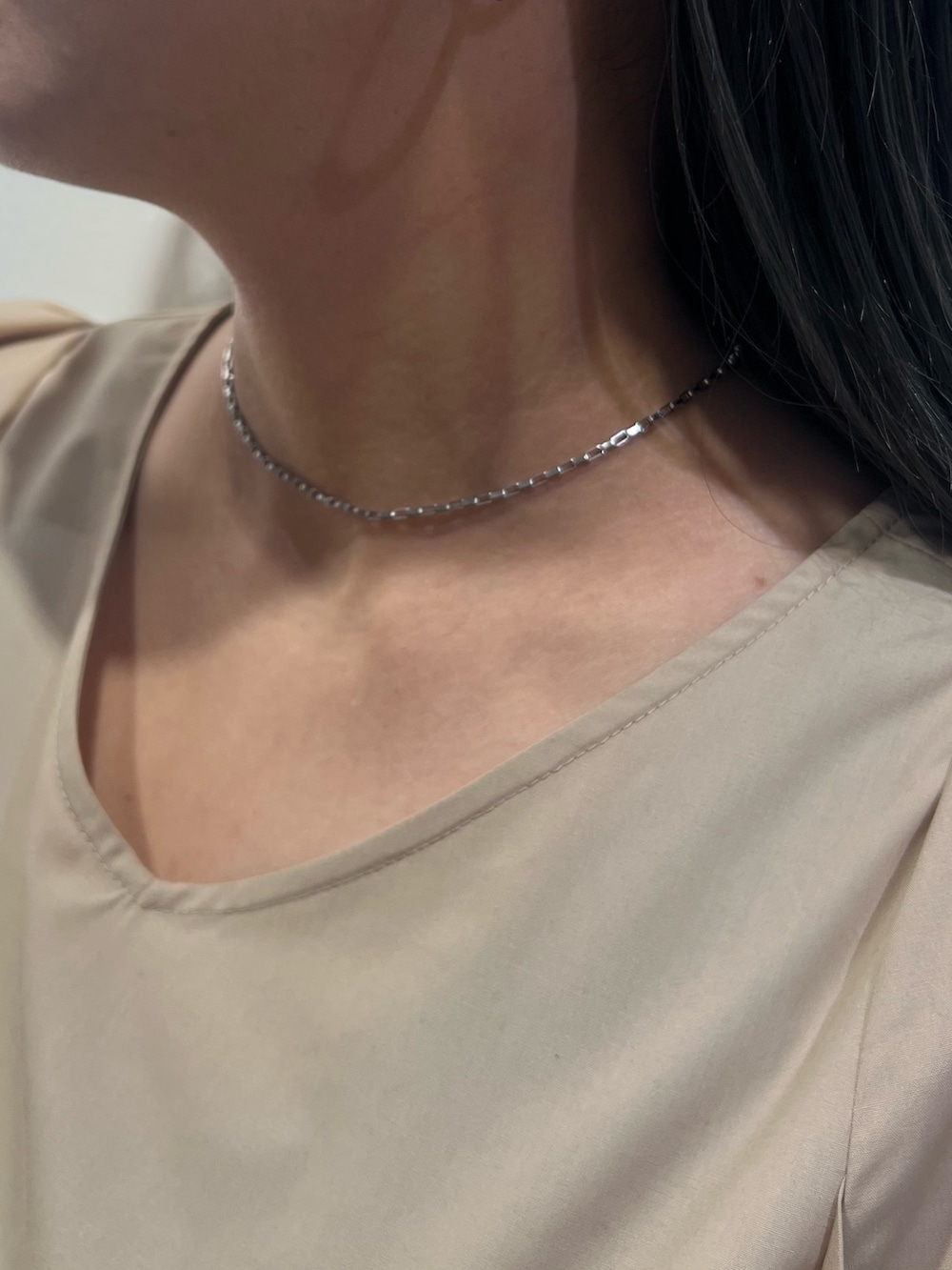 ブラウン系のブルゾン、ベージュ系のシャツ/ブラウス、ブラック系のサンダルを着用したレディースの冬コーディネートの9枚目の写真