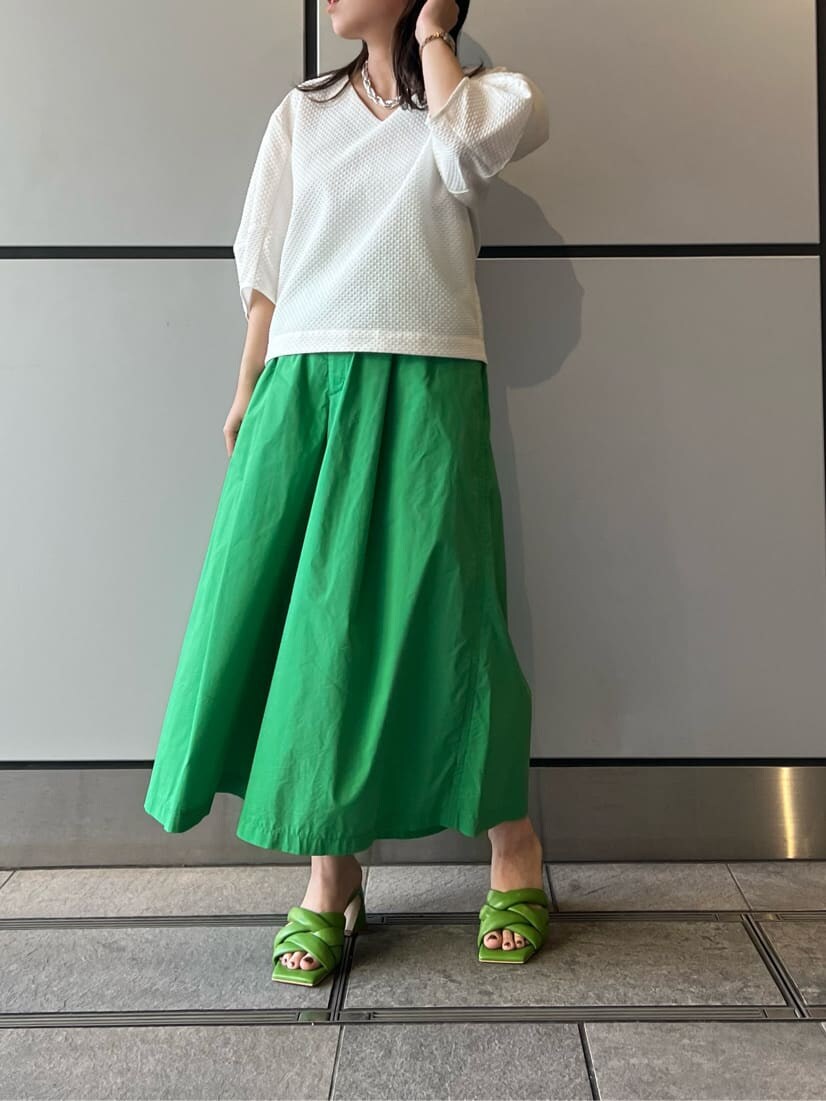 ホワイト系のシャツ/ブラウス、グリーン系のサンダル、グリーン系のその他パンツを着用したレディースの春コーディネートの3枚目の写真