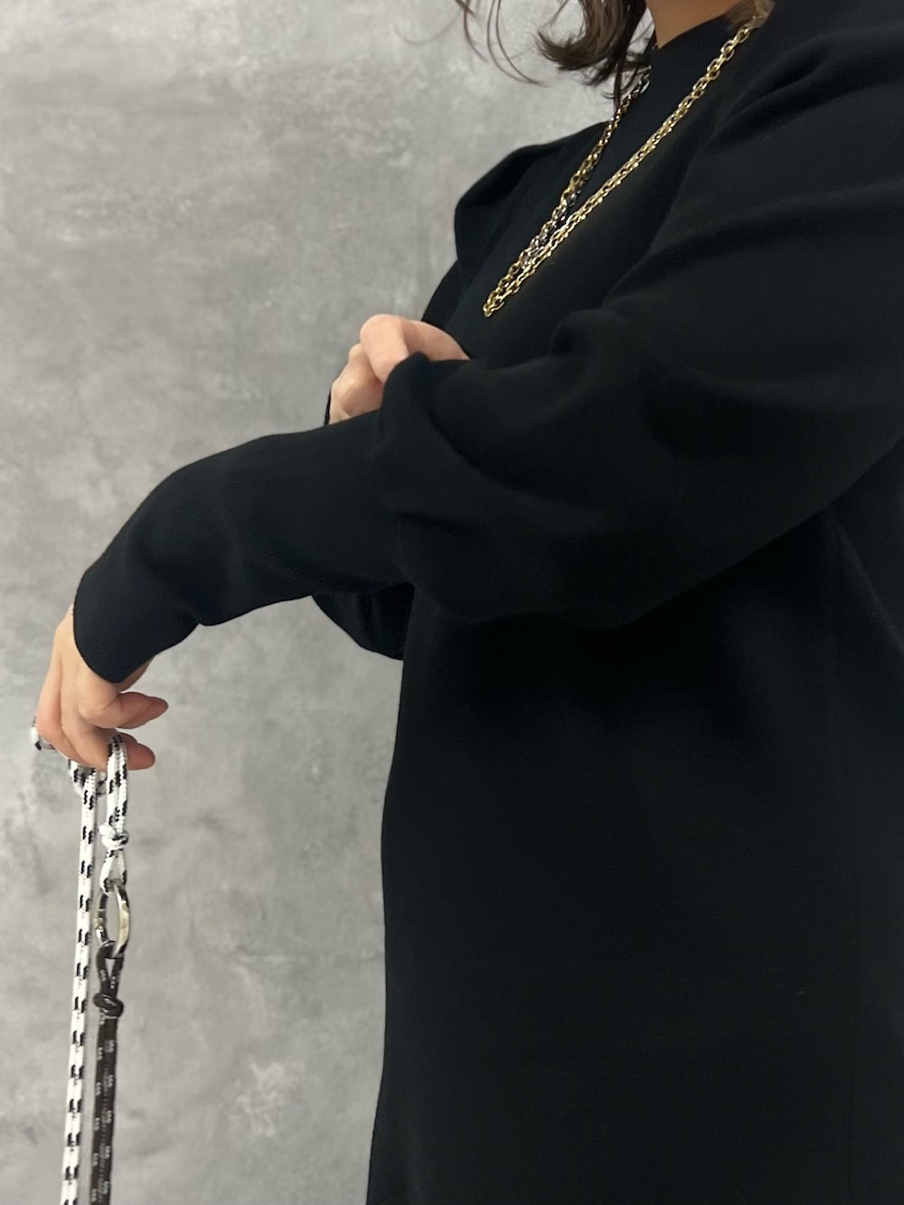 ブラック系のワンピース、ブルー系のデニムジャケット、ベージュ系のショルダーバッグを着用したレディースの冬コーディネートの8枚目の写真