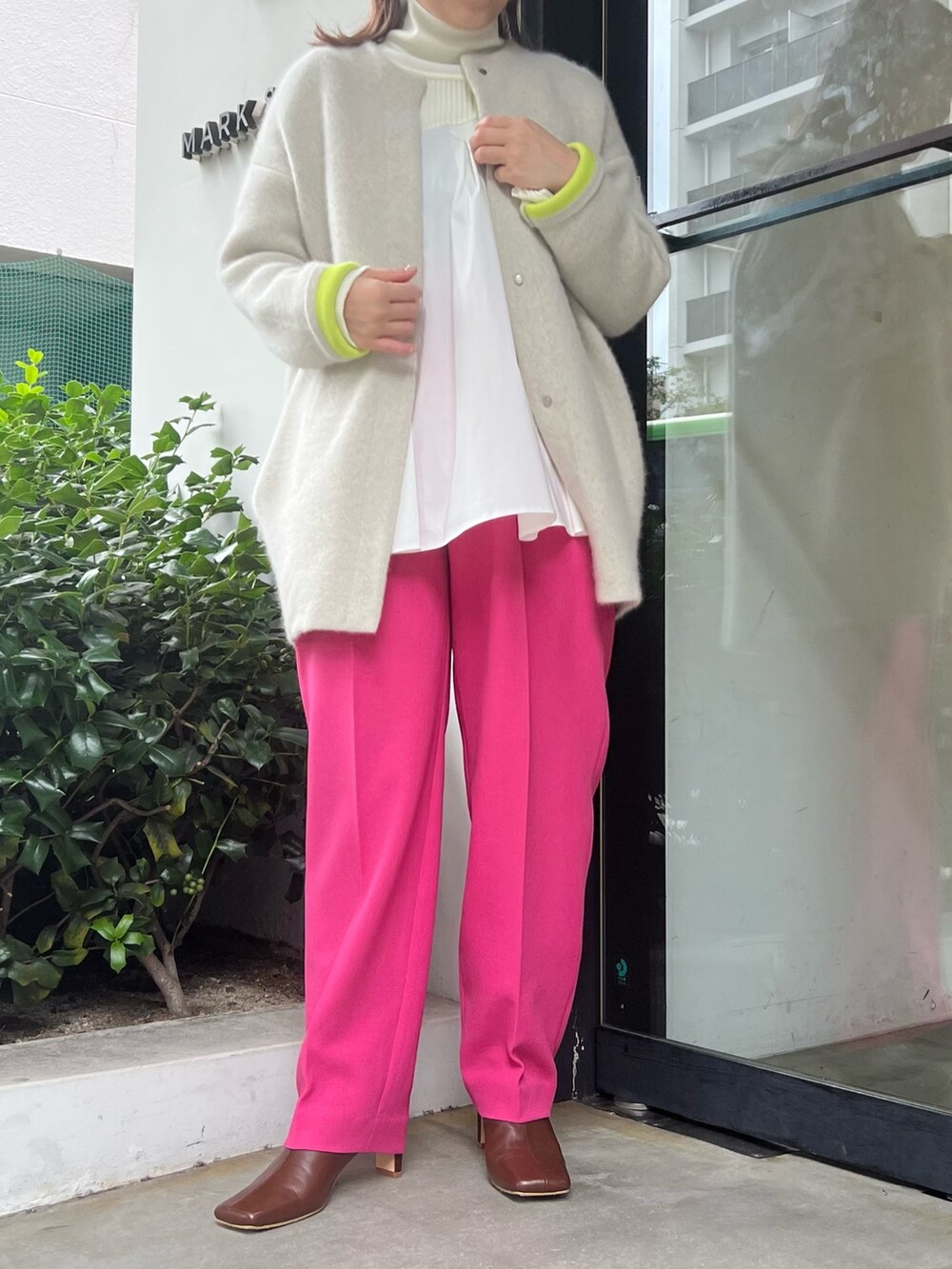 ホワイト系のニット/セーター、ピンク系のその他パンツ、ブラウン系のブーツを着用したレディースの冬コーディネートの5枚目の写真