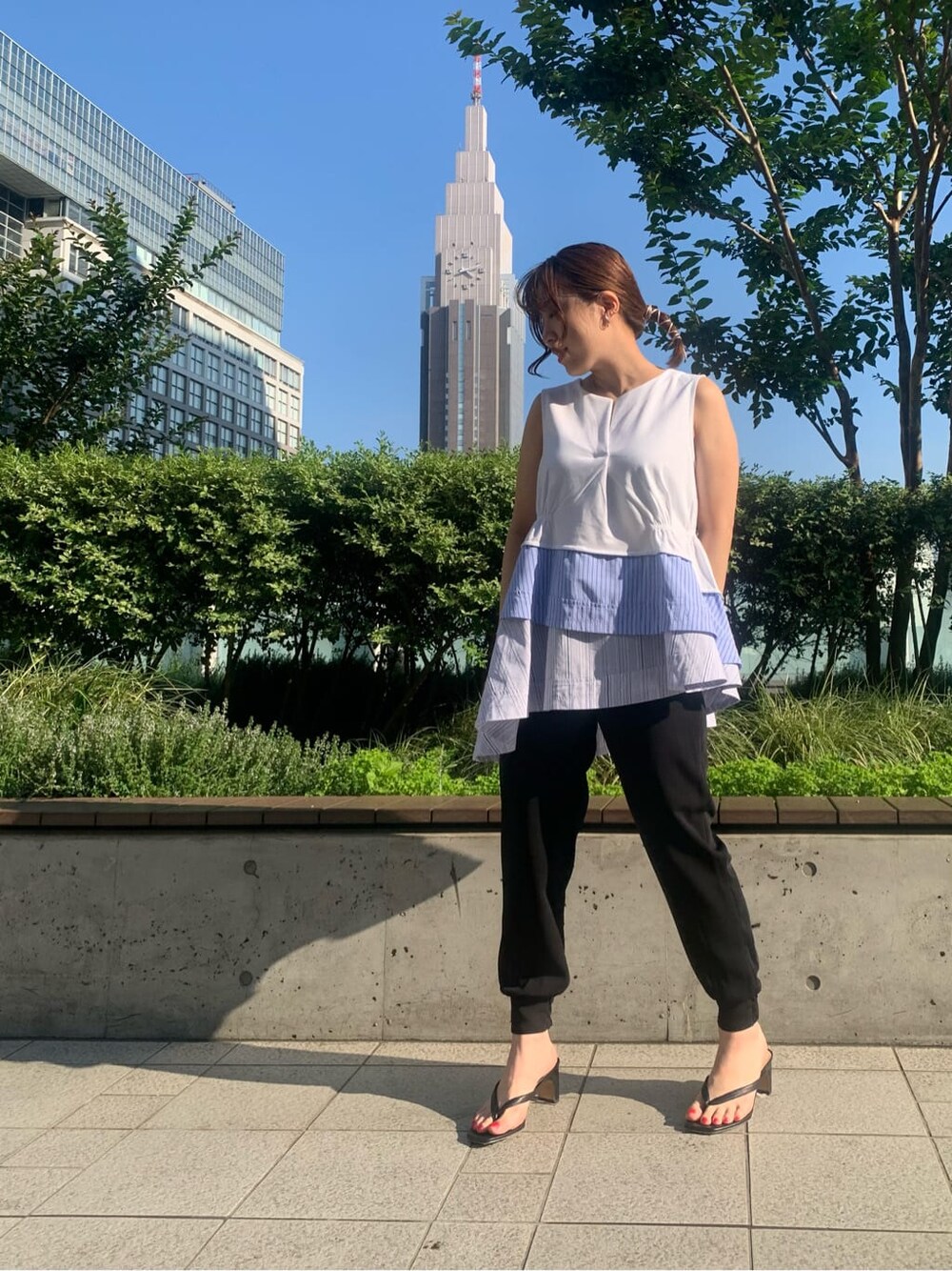 ブラック系のその他パンツ、その他のTシャツ/カットソーを着用したレディースの夏コーディネートの5枚目の写真