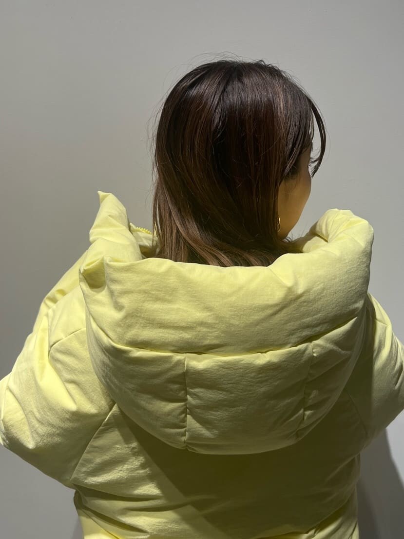 ブラック系のブーツ、イエロー系のダウンジャケット/コート、グレー系のニット/セーターを着用したレディースの秋コーディネートの6枚目の写真