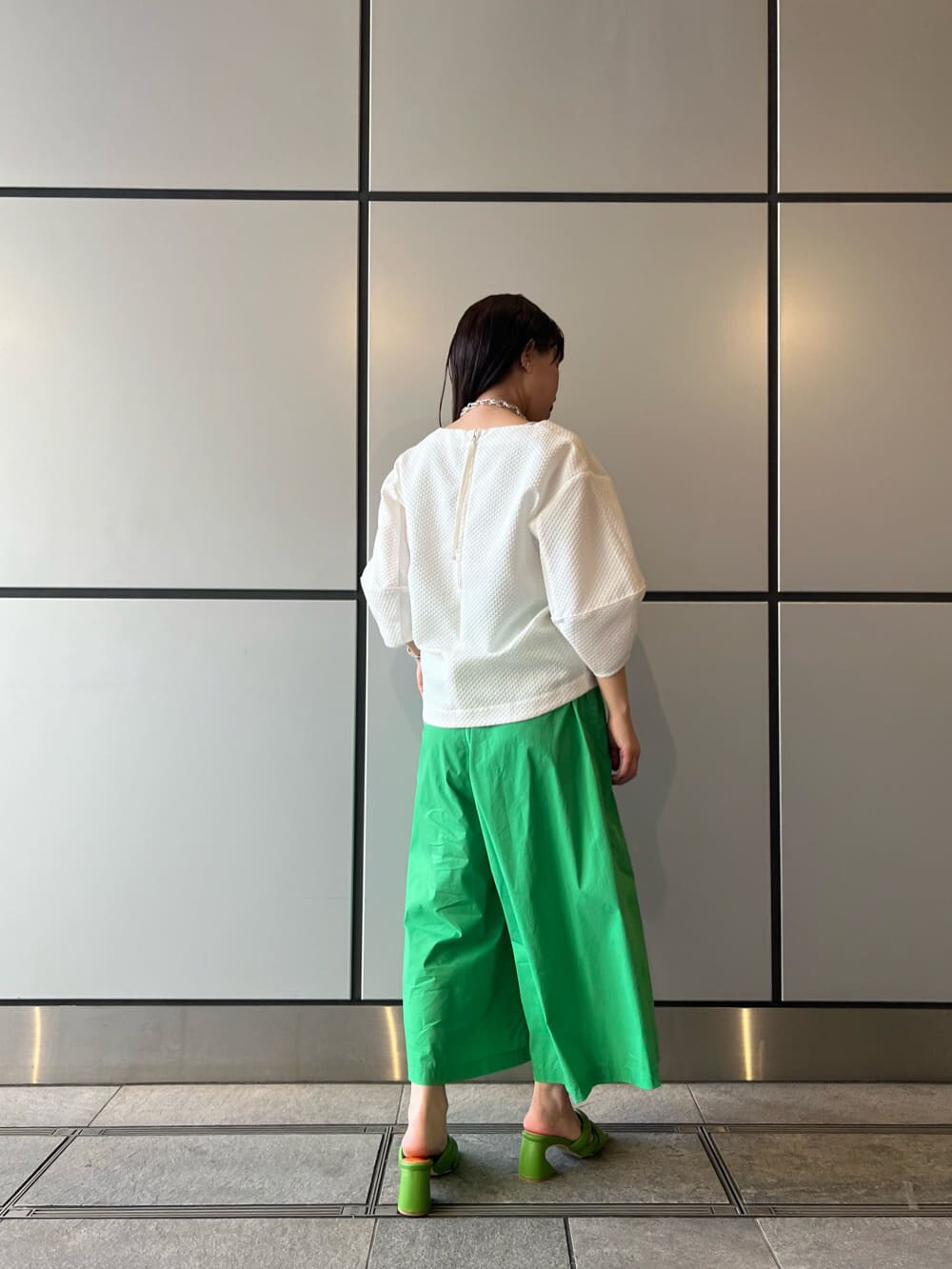 ホワイト系のシャツ/ブラウス、グリーン系のサンダル、グリーン系のその他パンツを着用したレディースの春コーディネートの7枚目の写真