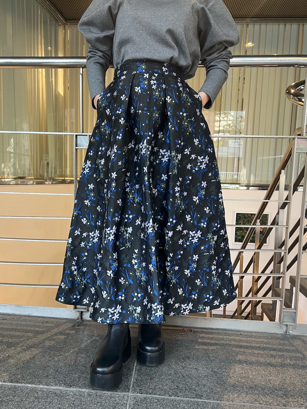 ブラック系のブーツ、その他のスカート、グレー系のTシャツ/カットソーを着用したレディースの春コーディネートの6枚目の写真