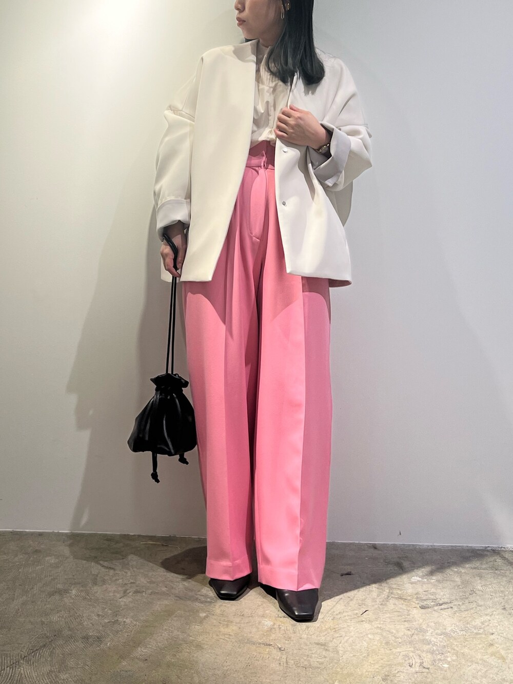 ピンク系のその他パンツ、ブラウン系のノーカラーコート、その他のシャツ/ブラウスを着用したレディースの冬コーディネートの2枚目の写真