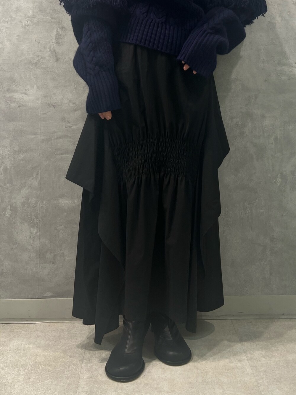 ブラック系のスカート、ブルー系のニット/セーターを着用したレディースの春コーディネートの4枚目の写真