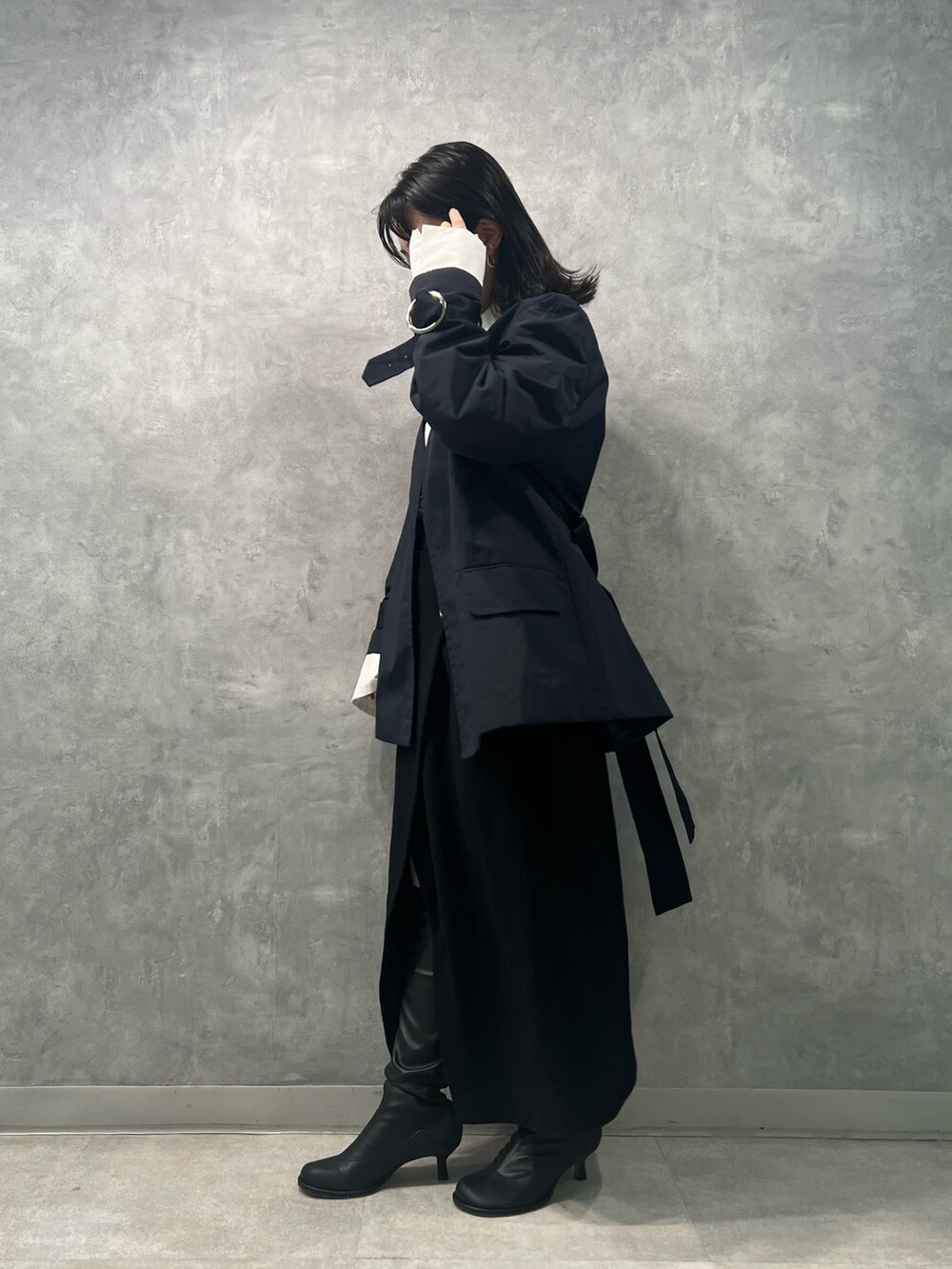 ブルー系のノーカラージャケット、ホワイト系のシャツ/ブラウス、ブラック系のスカートを着用したレディースの春コーディネートの2枚目の写真