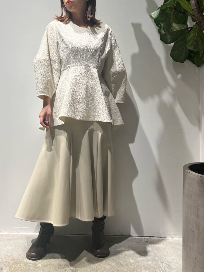 ベージュ系のスカート、ブラウン系のシャツ/ブラウスを着用したレディースの夏コーディネートの4枚目の写真