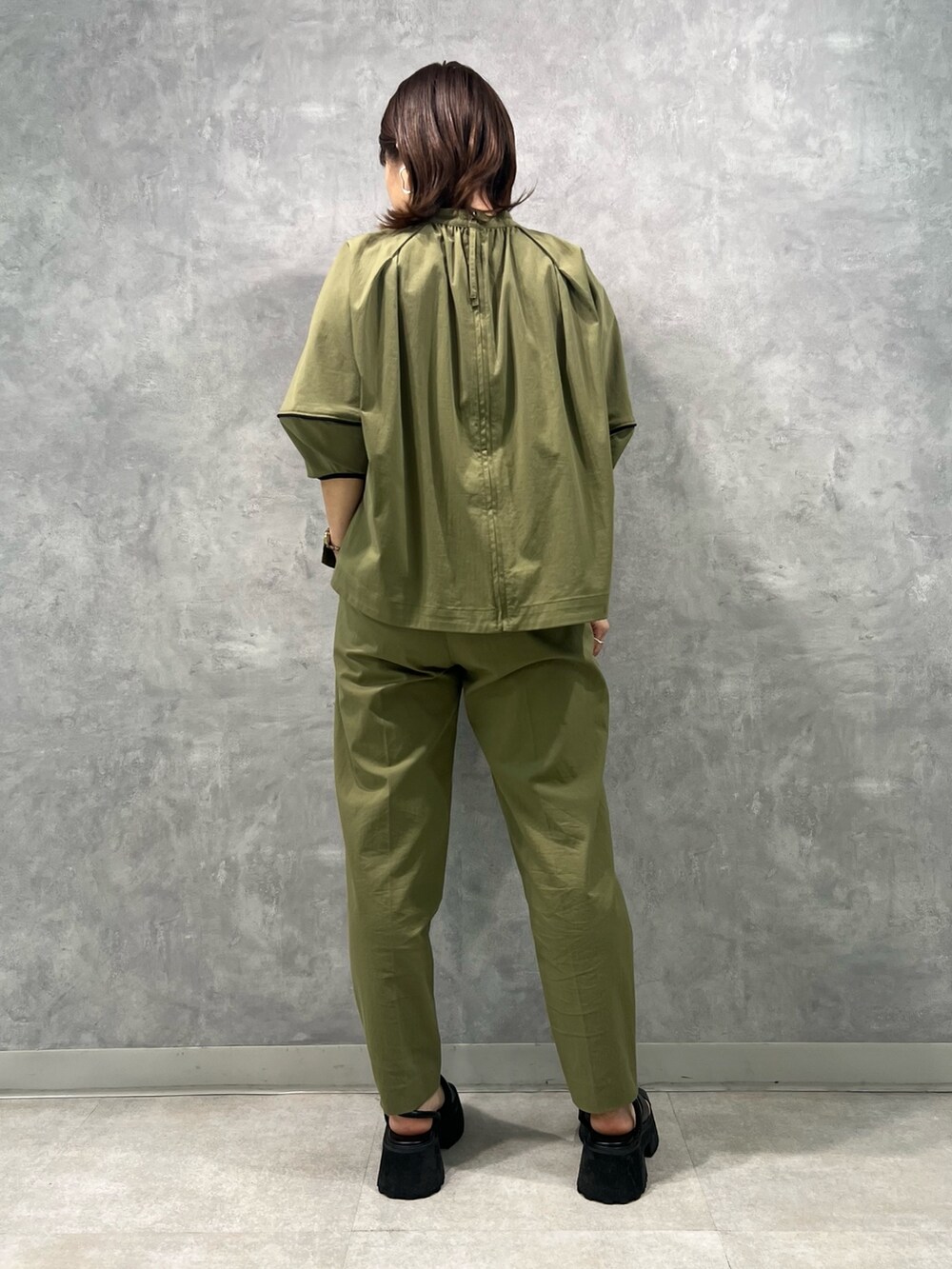 ベージュ系のブルゾン、ベージュ系のその他パンツ、ブラック系のサンダルを着用したレディースの春コーディネートの4枚目の写真