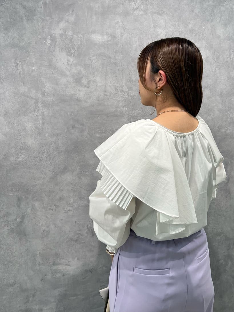 ホワイト系のブーツ、パープル系のその他パンツ、ベージュ系のショルダーバッグを着用したレディースの冬コーディネートの3枚目の写真
