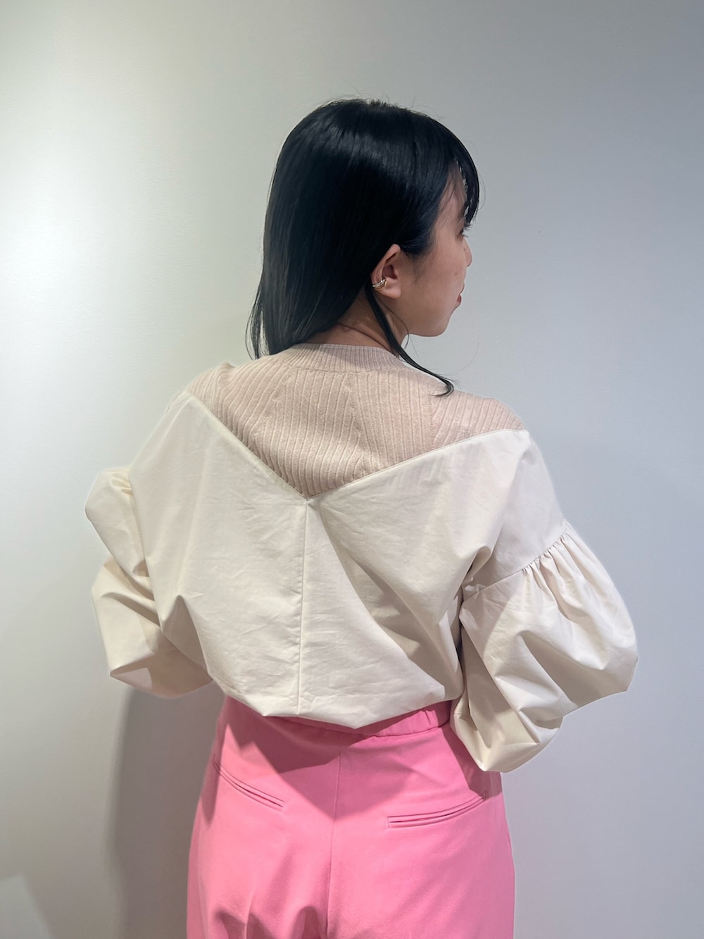 ピンク系のその他パンツ、ブラウン系のノーカラーコート、その他のシャツ/ブラウスを着用したレディースの冬コーディネートの9枚目の写真