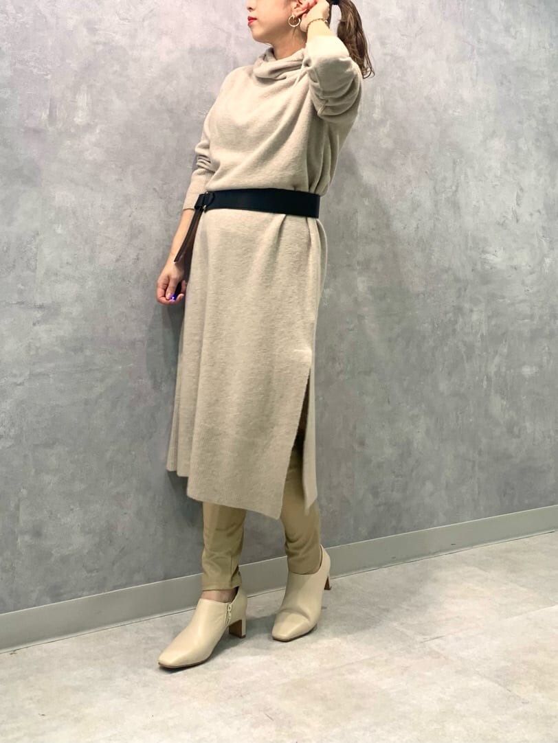 ベージュ系のワンピース、ホワイト系のブーツ、ベージュ系のレギンス/スパッツを着用したレディースの秋コーディネートの3枚目の写真