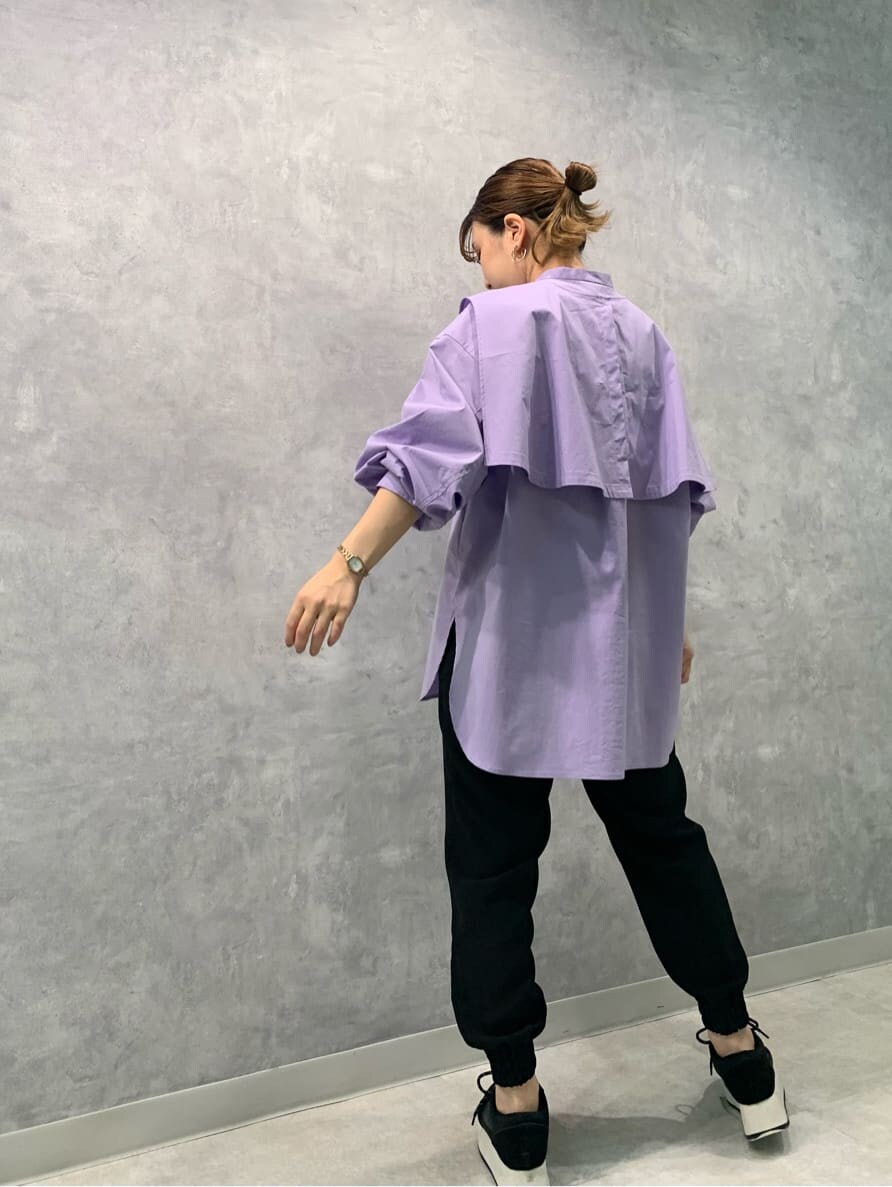 パープル系のシャツ/ブラウス、ブラック系のその他パンツを着用したレディースの秋コーディネートの3枚目の写真