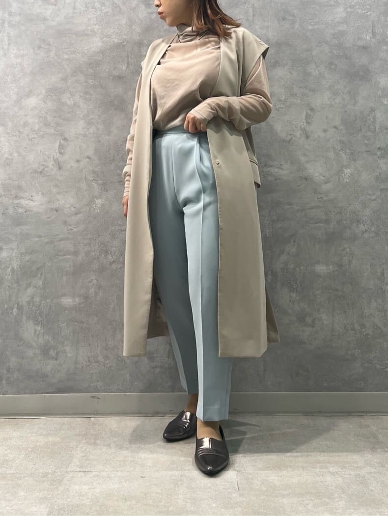 グレー系のノーカラージャケット、ブルー系のその他パンツ、ベージュ系のTシャツ/カットソーを着用したレディースの夏コーディネートの3枚目の写真