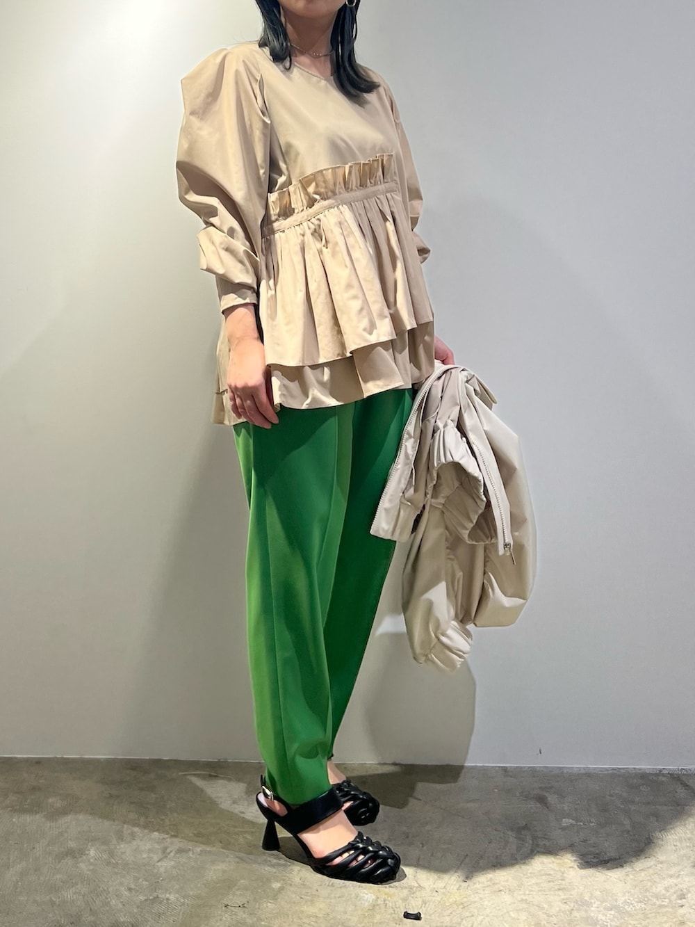 ブラウン系のブルゾン、ベージュ系のシャツ/ブラウス、ブラック系のサンダルを着用したレディースの冬コーディネートの4枚目の写真