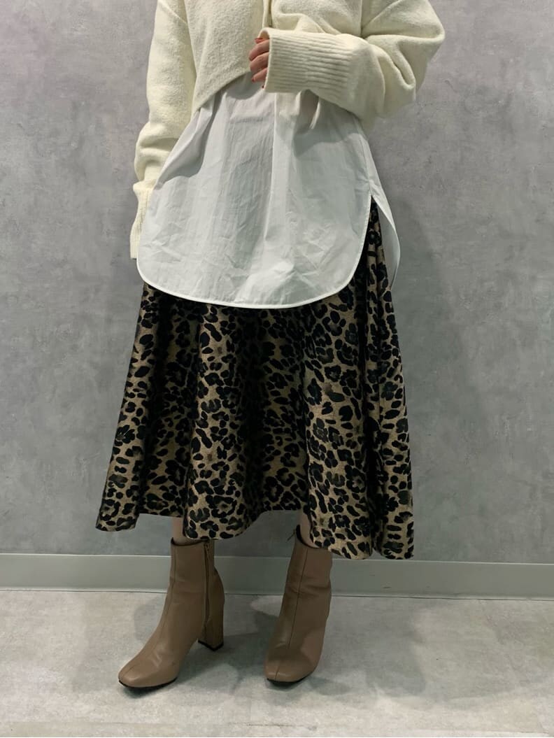 その他のスカート、ホワイト系のニット/セーターを着用したレディースの秋コーディネートの5枚目の写真