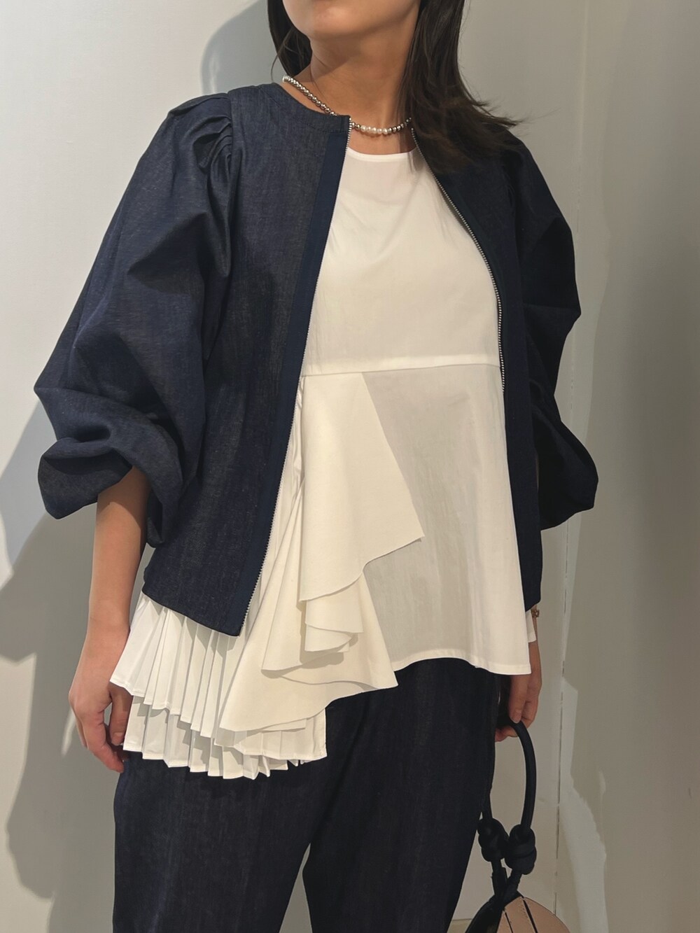 グレー系のTシャツ/カットソー、ブルー系のシャツ/ブラウス、ブルー系のその他パンツを着用したレディースの冬コーディネートの5枚目の写真