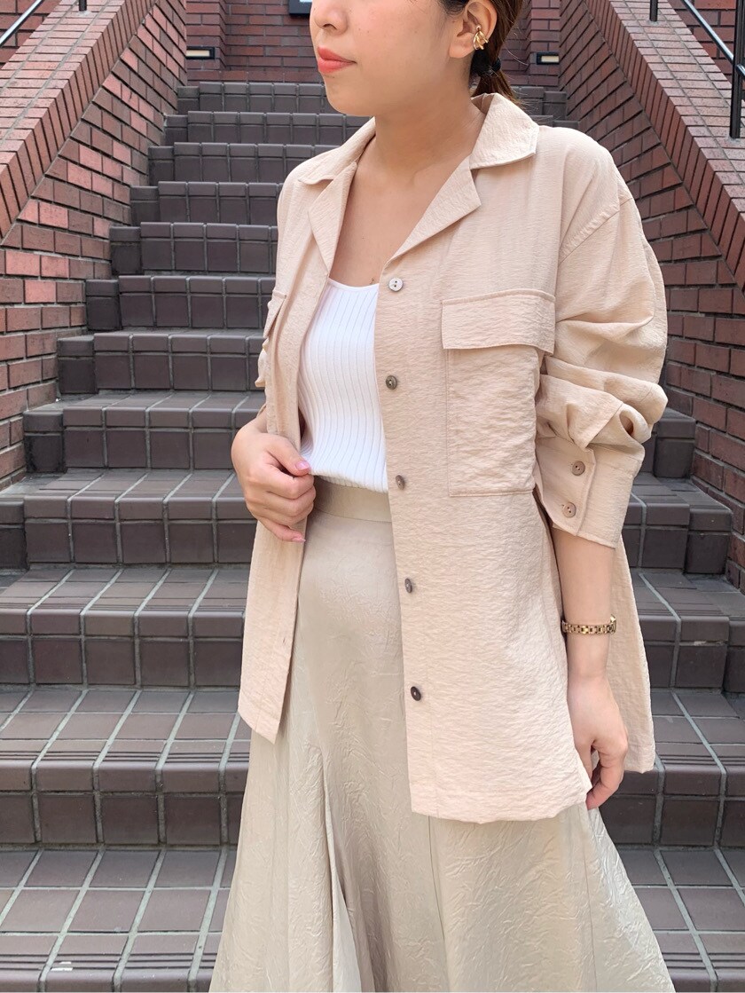 ブラウン系のスカート、ベージュ系のシャツ/ブラウスを着用したレディースの春コーディネートの3枚目の写真