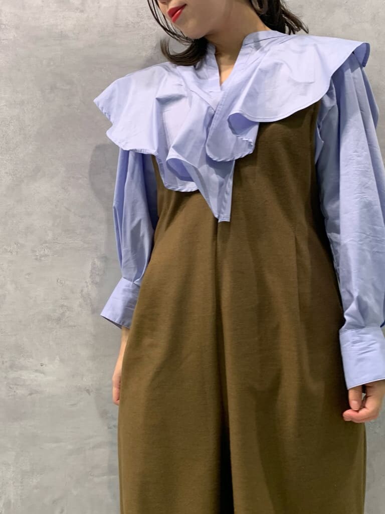 ブルー系のシャツ/ブラウス、ベージュ系のつなぎ/オールインワンを着用したレディースの秋コーディネートの3枚目の写真