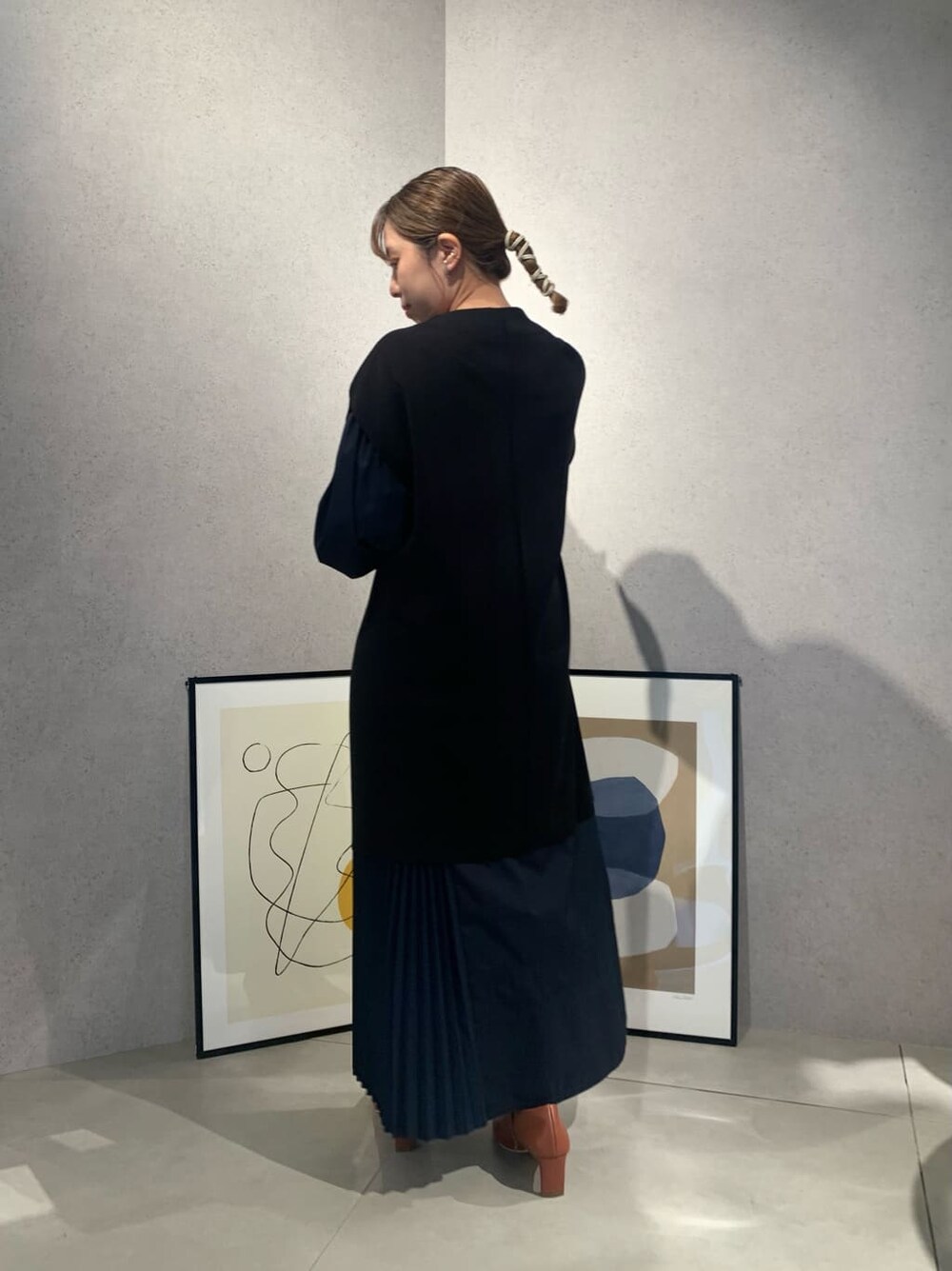 ブラウン系のショルダーバッグ、ブラック系のワンピース、ブラウン系のブーツを着用したレディースの夏コーディネートの4枚目の写真