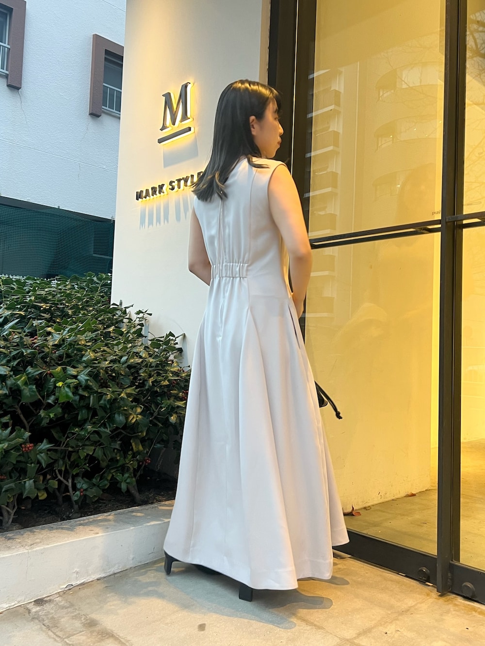 ベージュ系のテーラードジャケット、ベージュ系のワンピース、ブラック系のブーツを着用したレディースの冬コーディネートの7枚目の写真