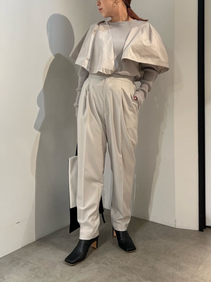 グレー系のその他パンツ、ブラック系のブーツ、グレー系のニット/セーターを着用したレディースの秋コーディネートの4枚目の写真