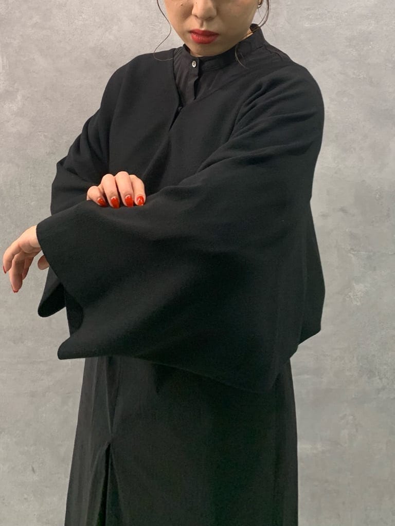 ブラック系のつなぎ/オールインワン、その他のスニーカーを着用したレディースの秋コーディネートの4枚目の写真