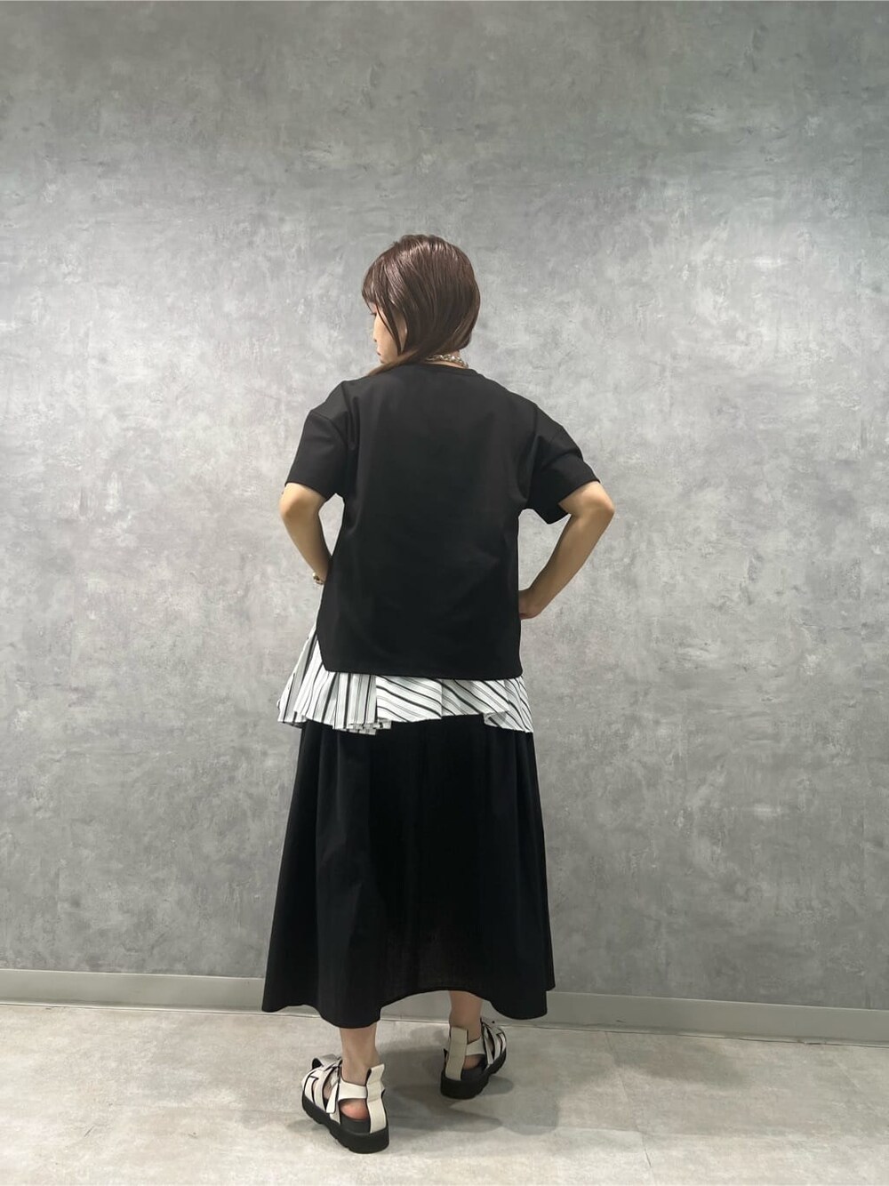 ブラック系のスカート、その他のTシャツ/カットソーを着用したレディースの春コーディネートの3枚目の写真