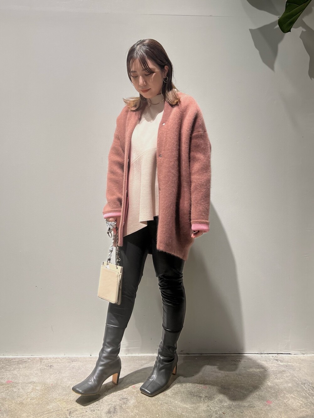 レッド系のその他アウター、ブラック系のその他パンツ、ブラック系のブーツを着用したレディースの秋コーディネートの4枚目の写真