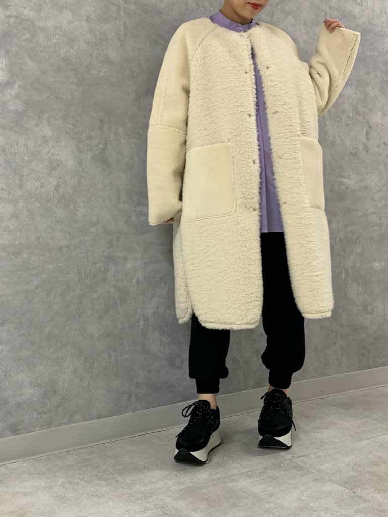 パープル系のシャツ/ブラウス、ブラック系のその他パンツ、ホワイト系のノーカラーコートを着用したレディースの秋コーディネートの2枚目の写真