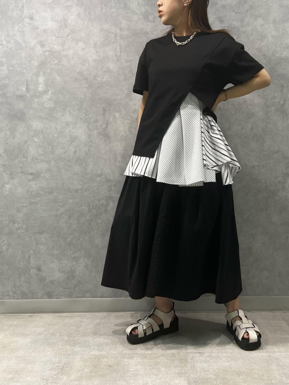 ブラック系のスカート、その他のTシャツ/カットソーを着用したレディースの春コーディネートの4枚目の写真