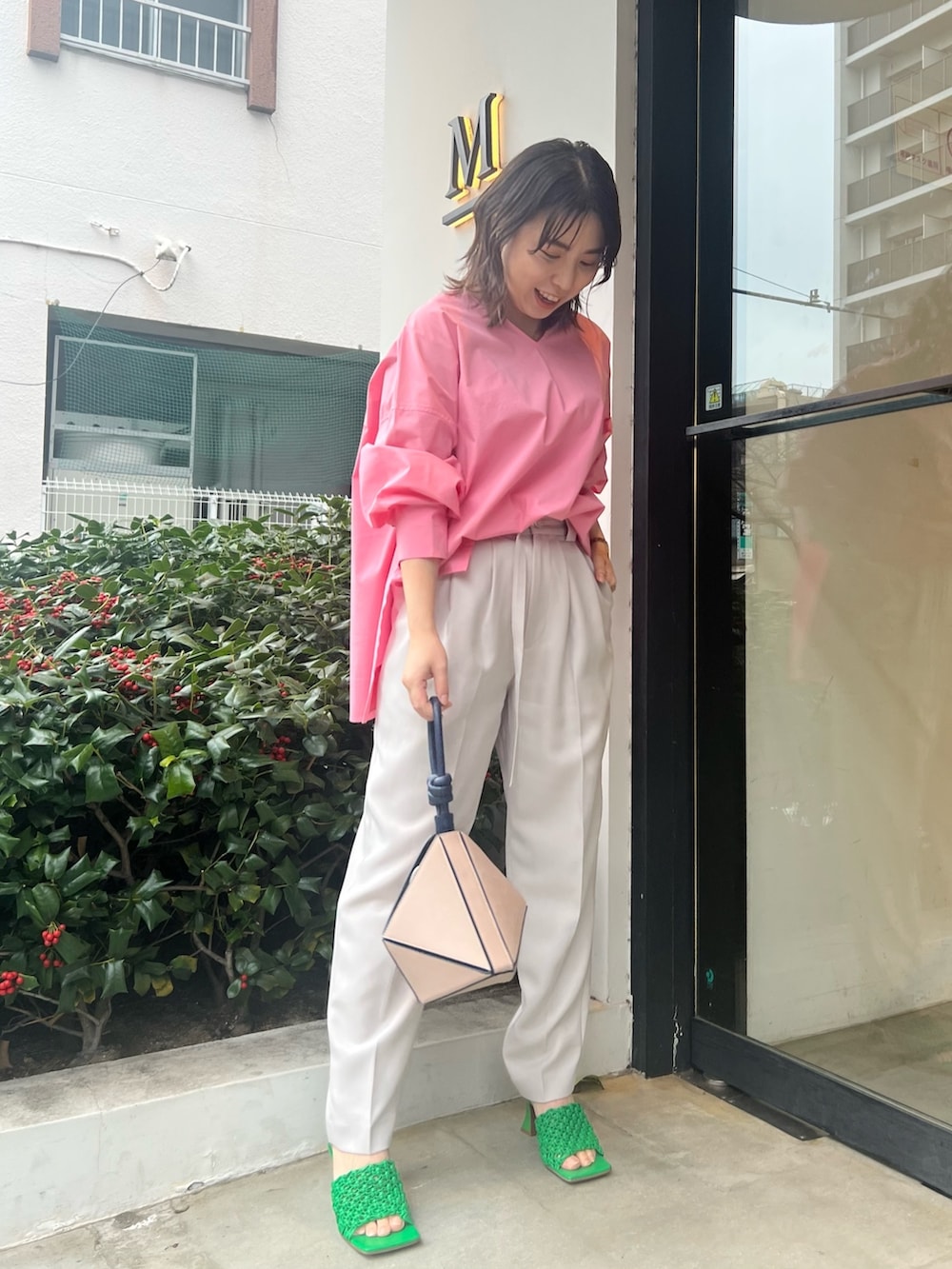 ピンク系のシャツ/ブラウス、ベージュ系のその他パンツ、ベージュ系のハンドバッグを着用したレディースの冬コーディネートの3枚目の写真