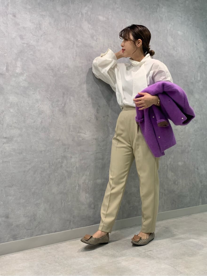 パープル系のカーディガン/ボレロ、ホワイト系のシャツ/ブラウス、ブラウン系のその他パンツを着用したレディースの秋コーディネートの6枚目の写真